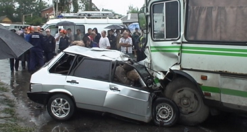 Под Воронежем в рейсовый автобус врезалась легковушка