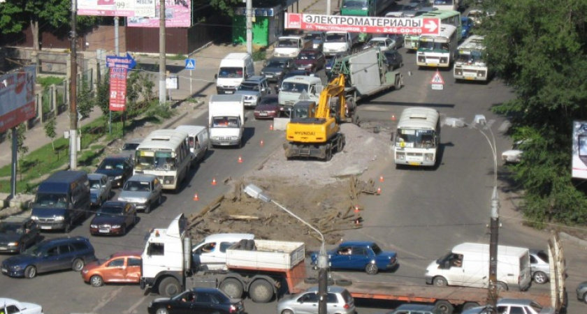 В Воронеже дорожный ремонт и две аварии заблокировали движение на оживленном перекрестке