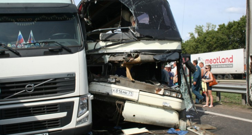 В Воронежской области пассажирский автобус врезался в цистерну с химотходами