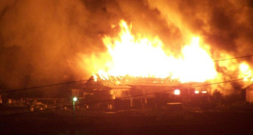 В Воронеже бывший коровник тушили 8 пожарных расчетов