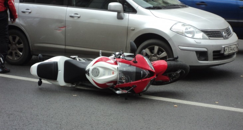 В центре Воронежа не поделили дорогу легковушка и мотоцикл