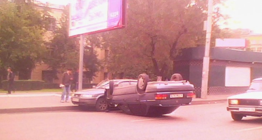 В центре Воронежа из-за перевернувшейся иномарки затруднено движение