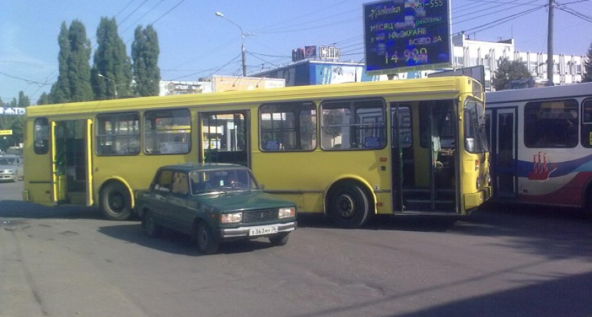 В Воронеже в аварию попал «народный» автобус