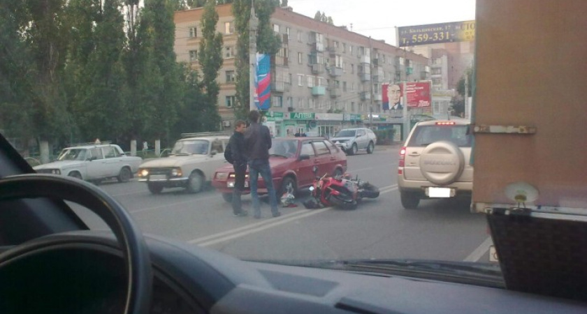 В Воронеже на пешеходном переходе мотоцикл сбил пенсионерку с 3-летней внучкой