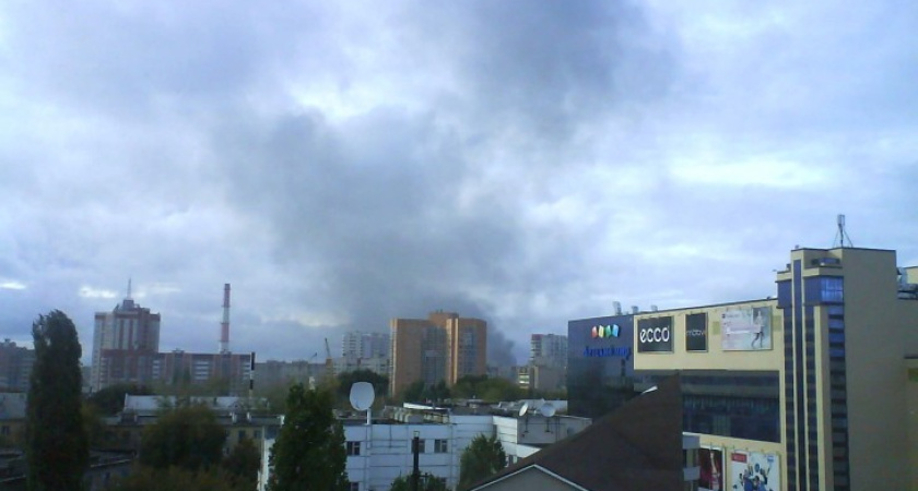 В Воронеже горит склад станкостроительного завода