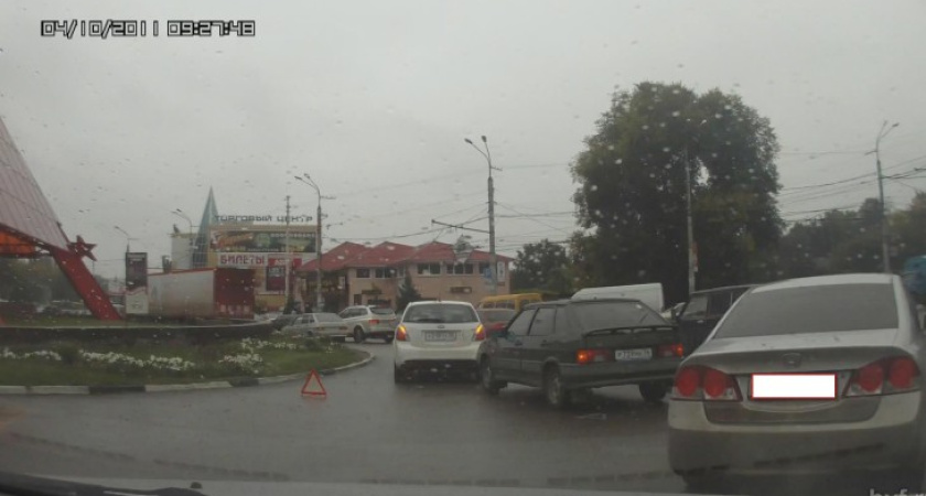 По утрам у памятника Славы почти каждый день происходят ДТП