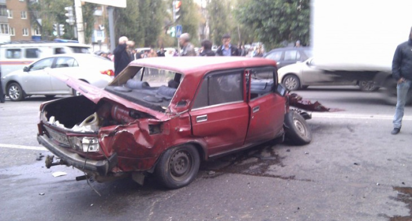 В Воронеже внедорожник смял «Жигули»
