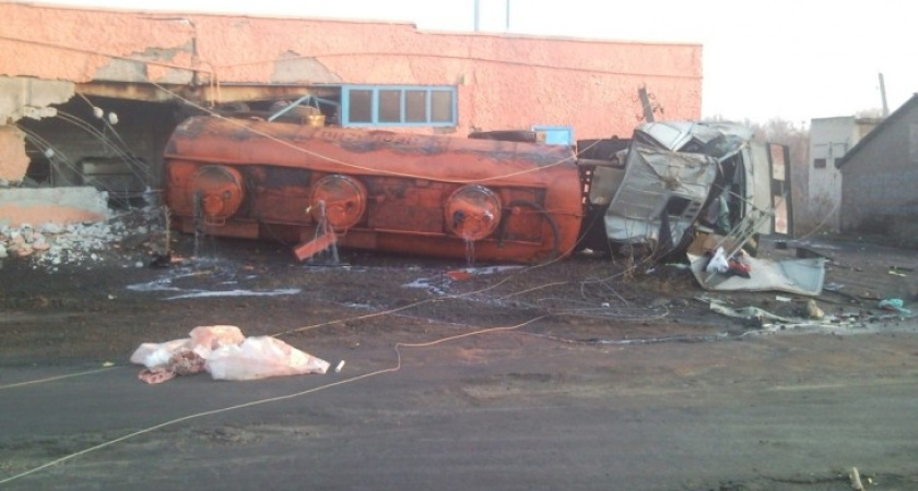 В Воронежской области бензовоз врезался в стену магазина