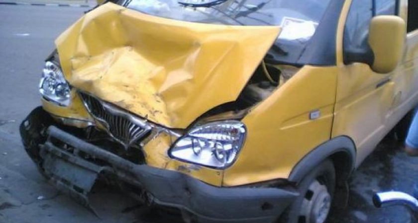 Под Воронежем маршрутка столкнулась с "Маздой"