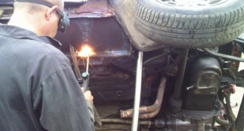 В Воронеже ловкач хотел разобрать "девятку" на запчасти,