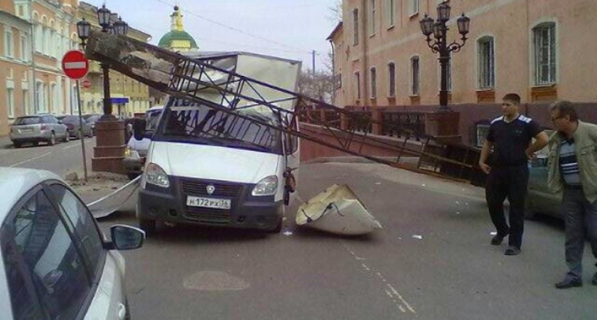 В Воронеже ограда Каменного моста упала на "ГАЗель"