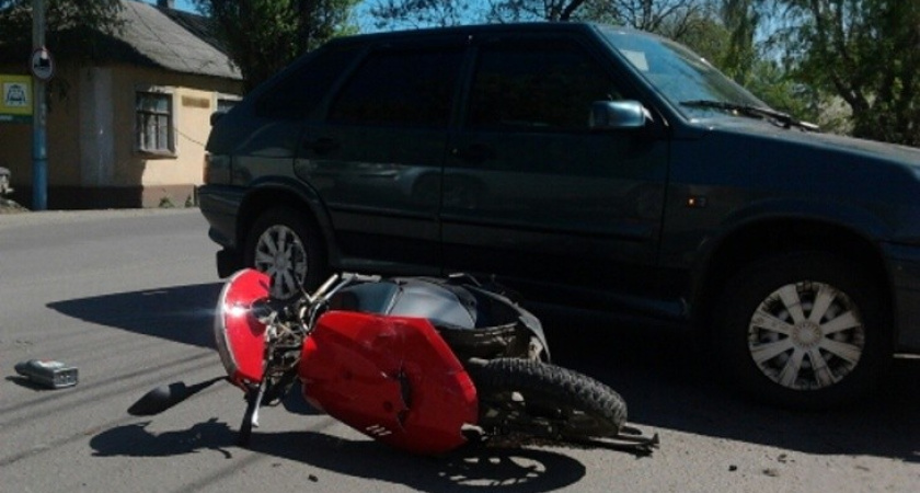 В Воронеже скутерист на скорости перелетел через капот «Лады»