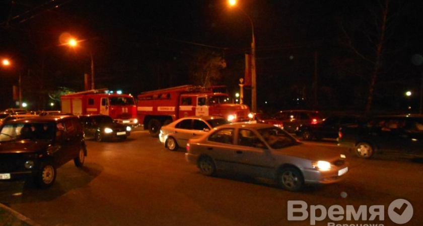 В Воронеже около «Алых парусов» носятся машины с мигалками