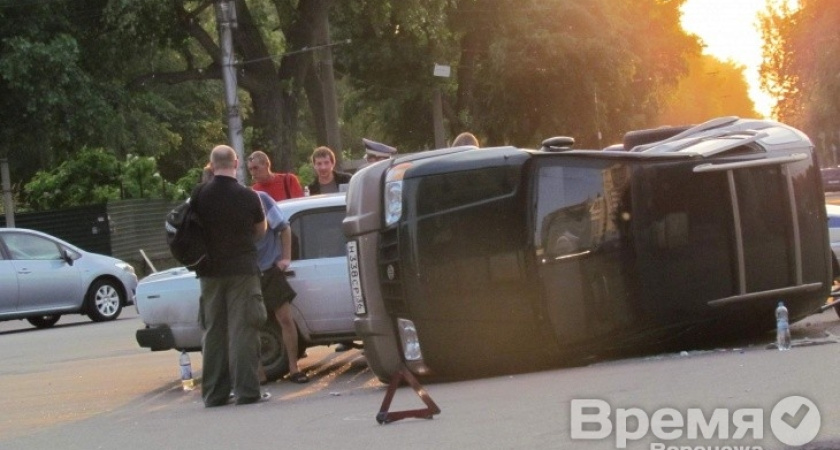 В центре Воронежа перевернулась иномарка с женщиной за рулём