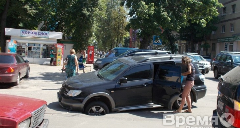 В центре Воронежа машина провалилась в яму