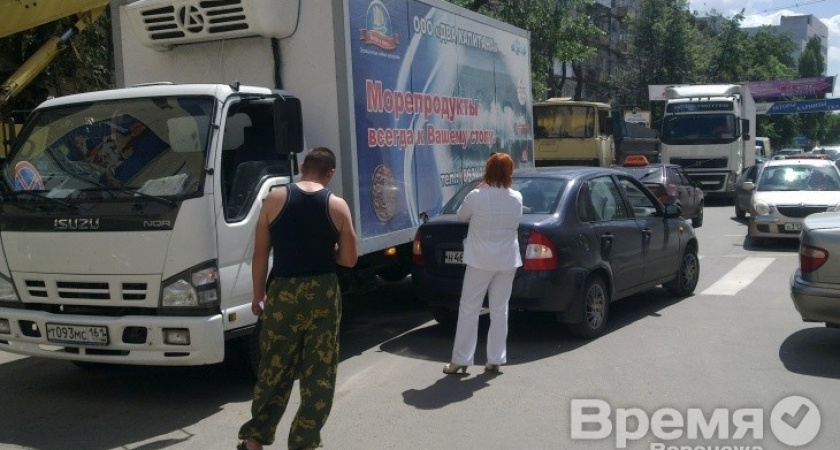 Мелкая авария парализовала движение на улице в центре Воронежа