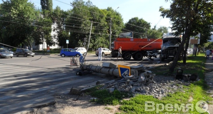 В Воронеже бензовоз снёс бетонный столб