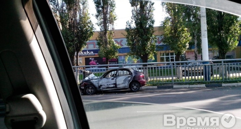 В Воронеже легковушка врезалась в столб и загорелась