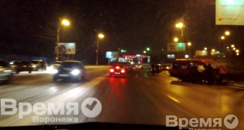 Пятеро пострадали в аварии с маршруткой в Воронеже