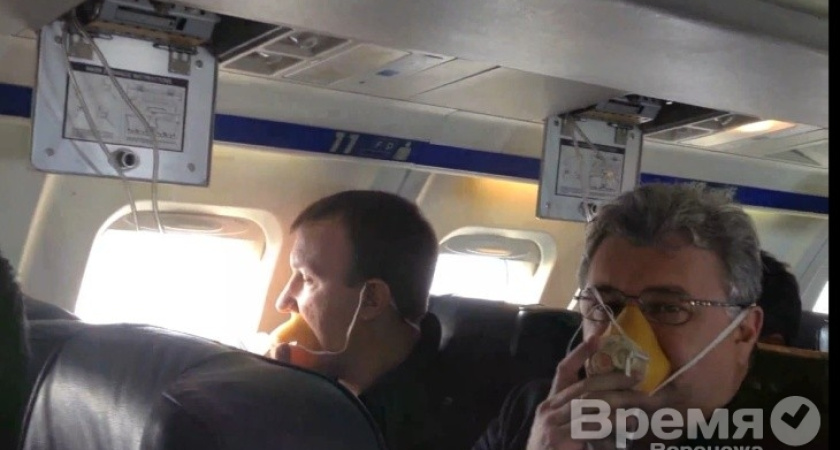 «О разгерметизации самолёта сказали только по-английски. А кислородные маски выпали для всех, кроме двух парней…»