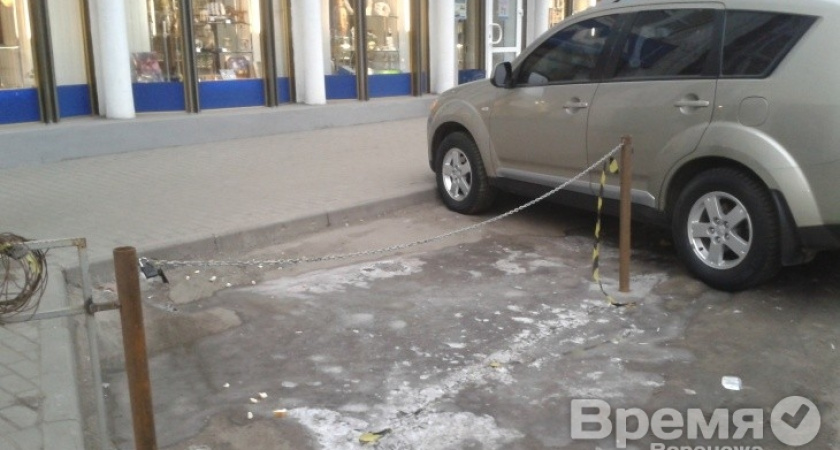 В центре Воронежа теперь руководство бара решает, кому можно ставить машины в парковочные карманы