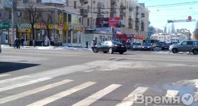 В Воронеже на камеру сняли «Тойоту» с номерами В015ОА, грубо нарушившую правила в центре города