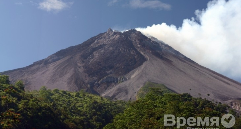 Сто человек ищут пропавшего на вулкане острова Ява туриста из Воронежа