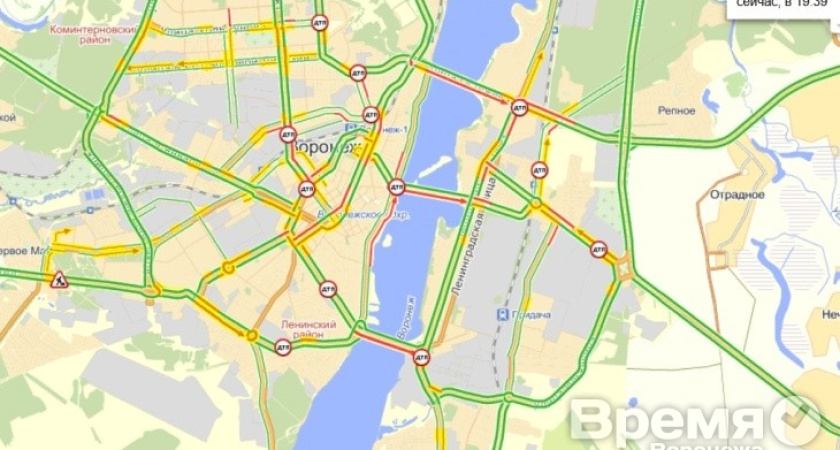 В Воронеже остановилось движение на трёх городских мостах