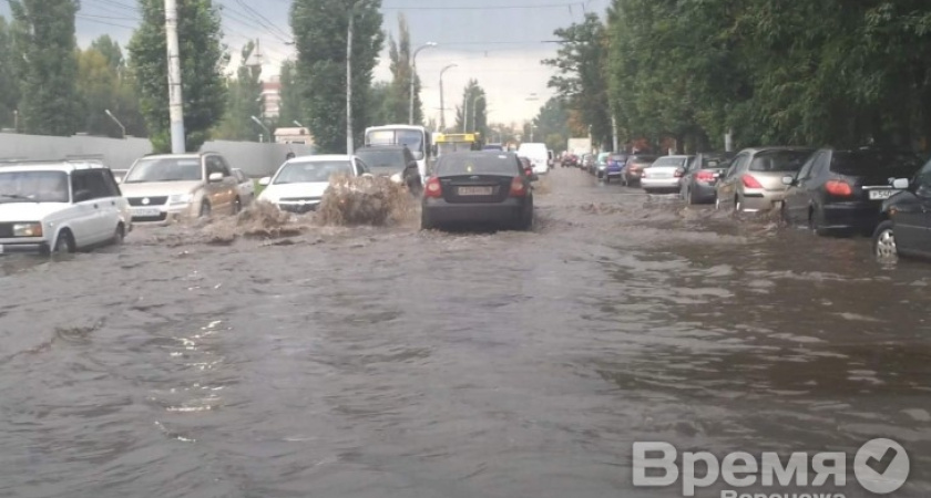 В Воронеже дождь превратил улицы в реки