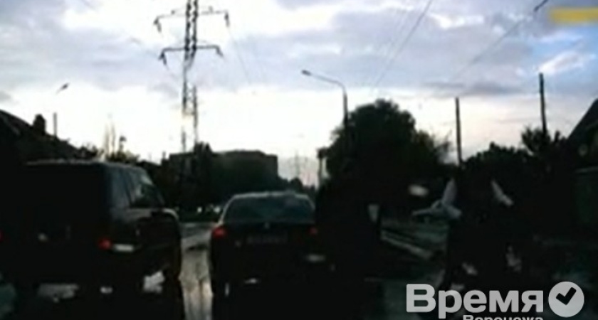 Полицейские нашли водителя и пассажира иномарки, избивших пешехода на дороге в Воронеже