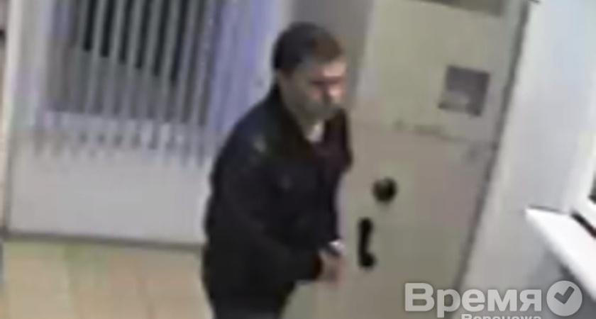 В Воронеже мужчина ограбил павильон кредитования, угрожая кассиру ножом