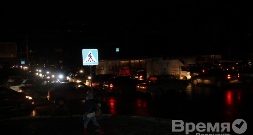 Левый берег стал в пробках из-за неработающих светофоров и фонарей