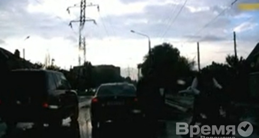 На водителя и пассажира иномарки, избивших пешехода на дороге в Воронеже, возбудили уголовное дело