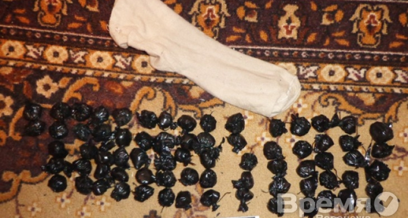 Воронежские наркополицейские нашли в носках у таджиков килограмм героина