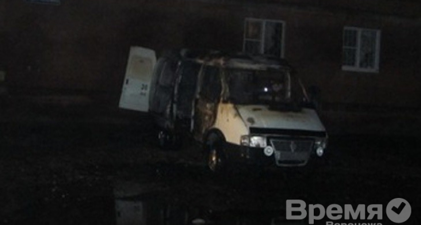 В Воронеже в ночь на среду сожгли машину