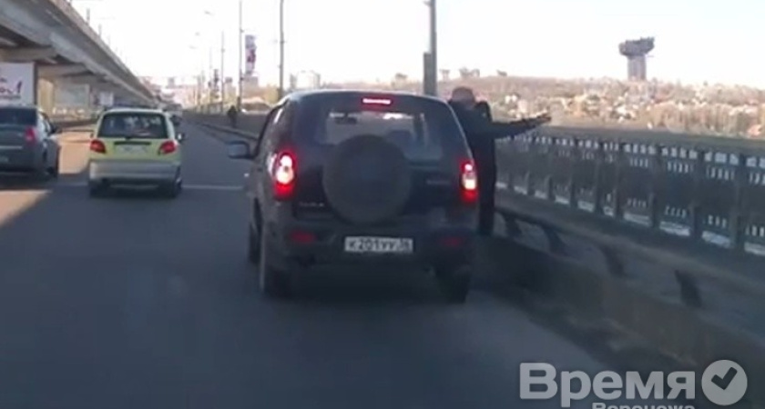Видео: Воронежцы выбрасывают пакеты с мусором с моста прямо в водохранилище