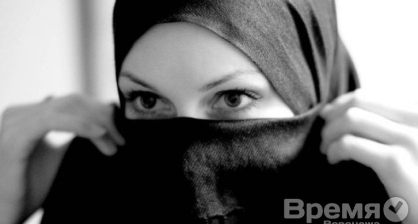 В Воронеже полицейские сняли с автобуса женщину в хиджабе и с сумкой, из которой к её пальцу тянулась тонкая веревка