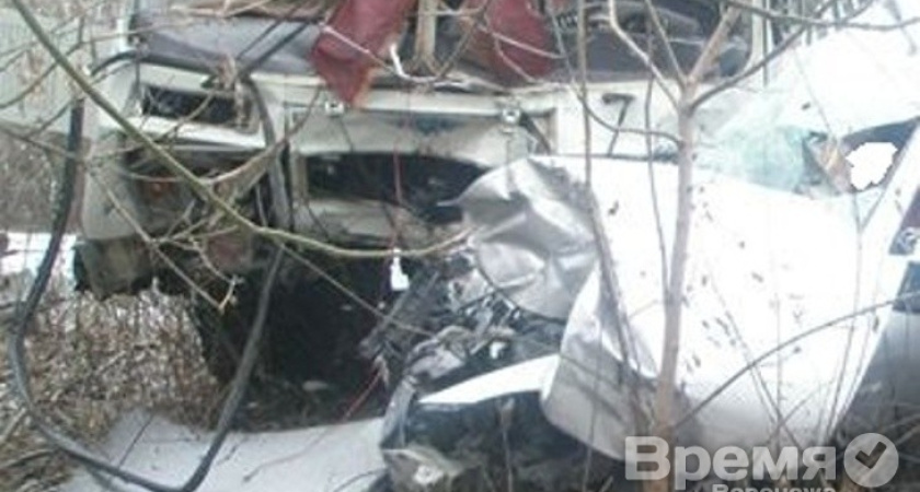 Под Воронежем иномарка протаранила автобус с пассажирами