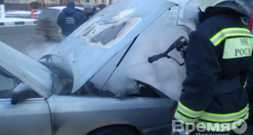 В Воронеже у здания облправительства вспыхнула легковушка