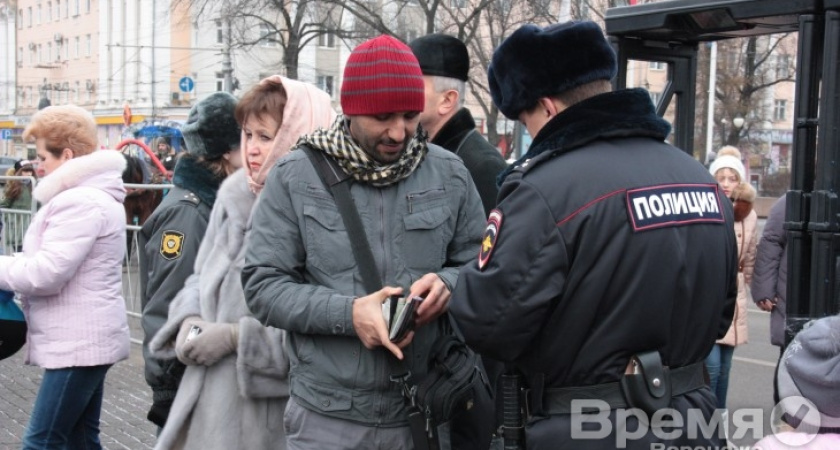 На улицах Воронежа и на въезде в город полицейские стали чаще проверять паспорта