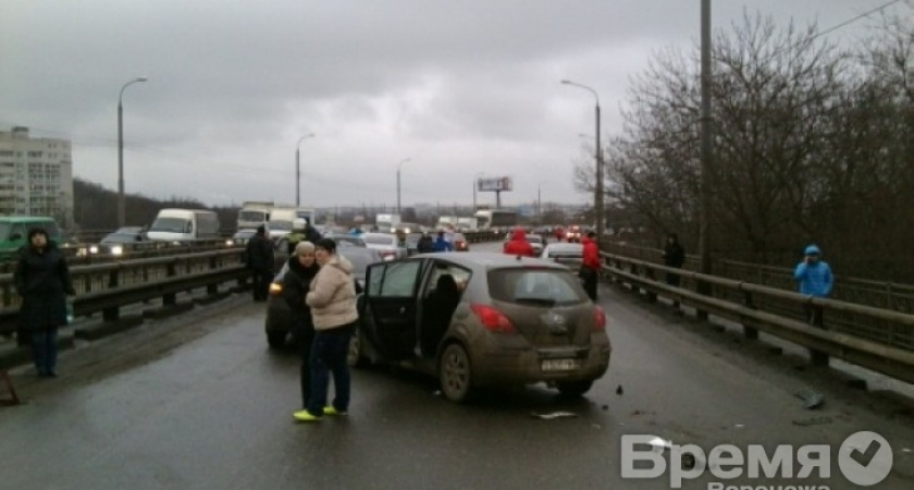 В Воронеже на мосту столкнулись почти три десятка машин: один человек пострадал
