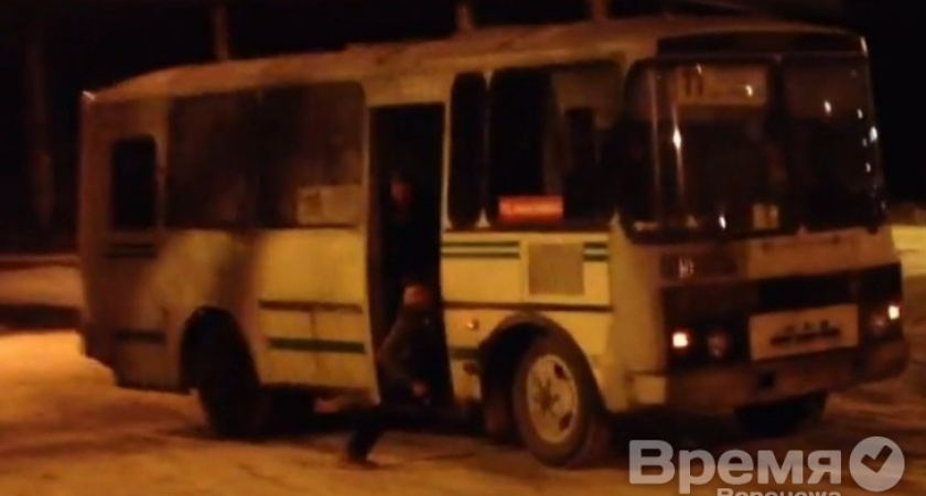 В Воронеже водитель маршрутки с пассажирами удивил зевак дрифтом по скользкой дороге