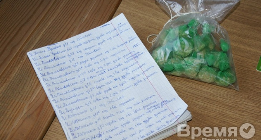 В Воронеже наркоторговцы записывали адреса тайников с героином в школьную тетрадь