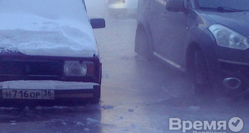 Из-за утечки на водопроводе «РВК-Воронеж» легковушки вмерзли в лёд