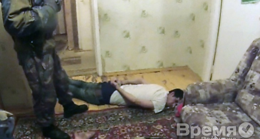 В Воронеже торговец героином, убегая от наркополицейских, выпрыгнул со второго этажа