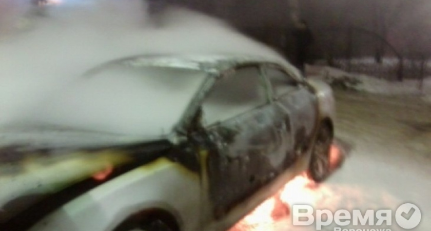 В центре Воронежа сожгли дорогую иномарку