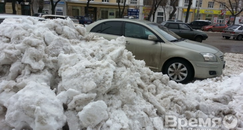 Для расчистки дорог в ночь задействовали практически всю технику, имеющуюся в Воронеже