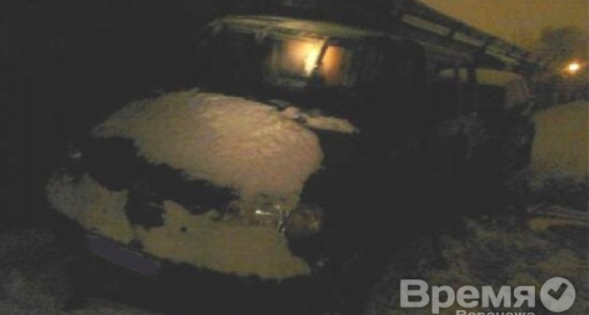 Утром в Воронеже загорелся микроавтобус