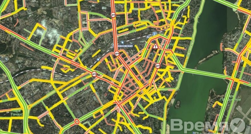 Центр Воронежа стал в пробку после нескольких аварий