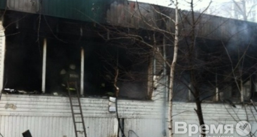 Очевидцы пожара универсама в Воронеже: Продавцы быстро выбежали на улицу прямо в фартуках